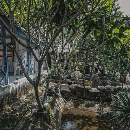 RedDoorz near Pantai Florida Anyer Hotel Serang Buitenkant foto
