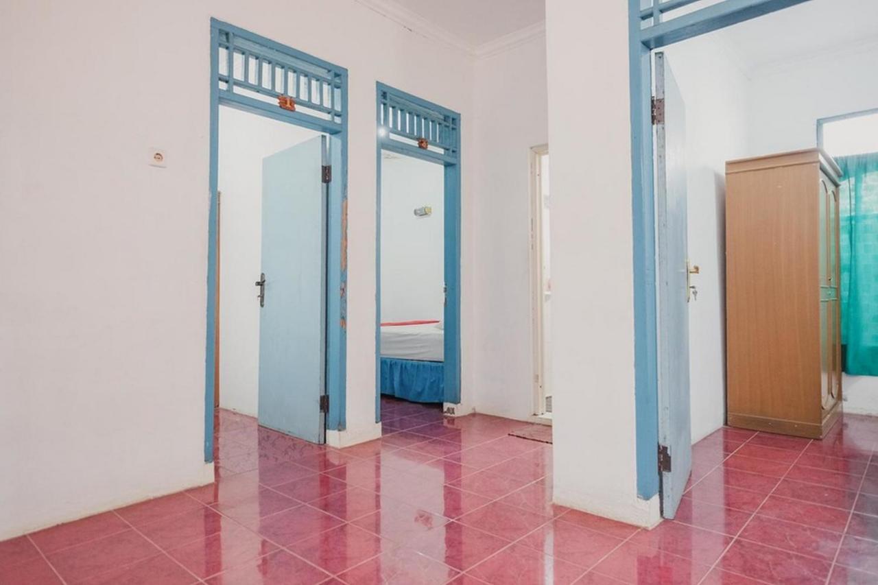 RedDoorz near Pantai Florida Anyer Hotel Serang Buitenkant foto