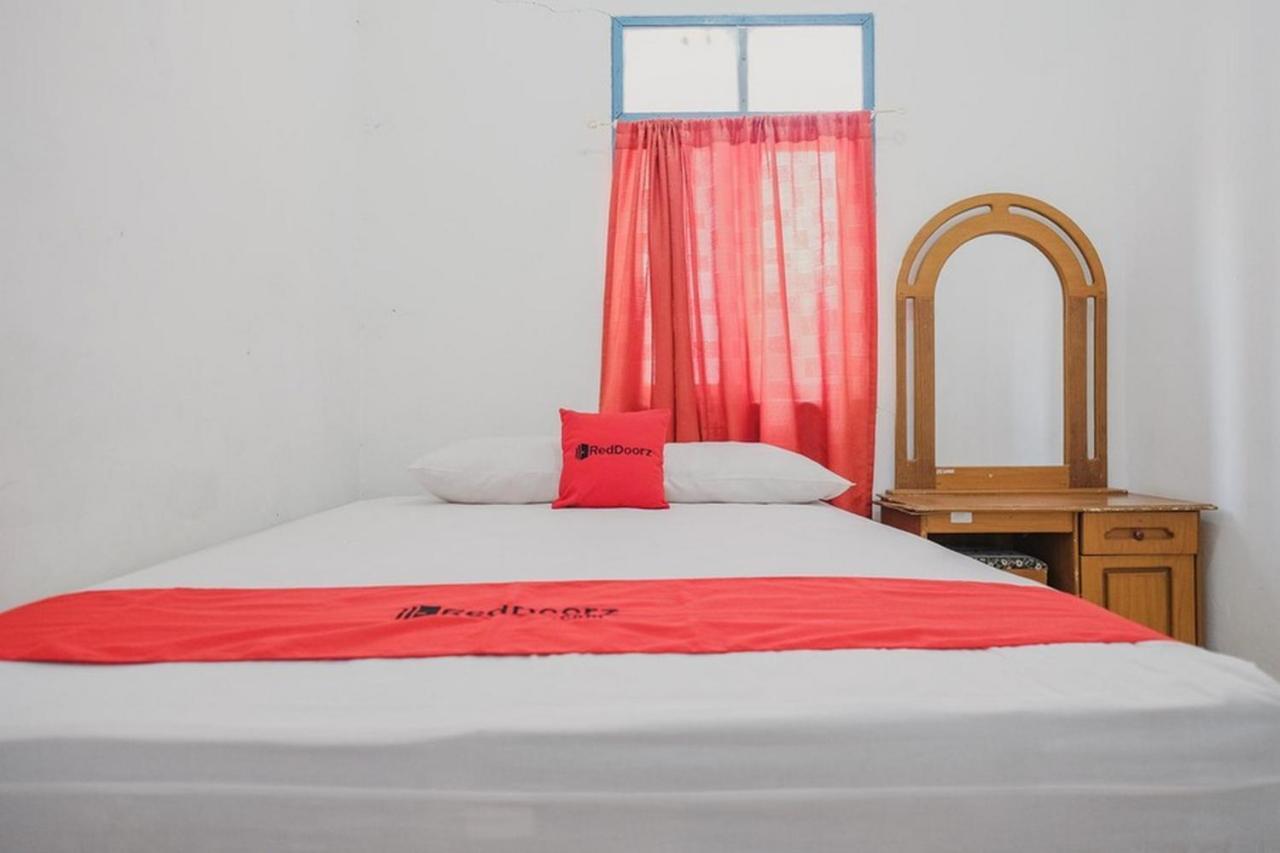 RedDoorz near Pantai Florida Anyer Hotel Serang Buitenkant foto