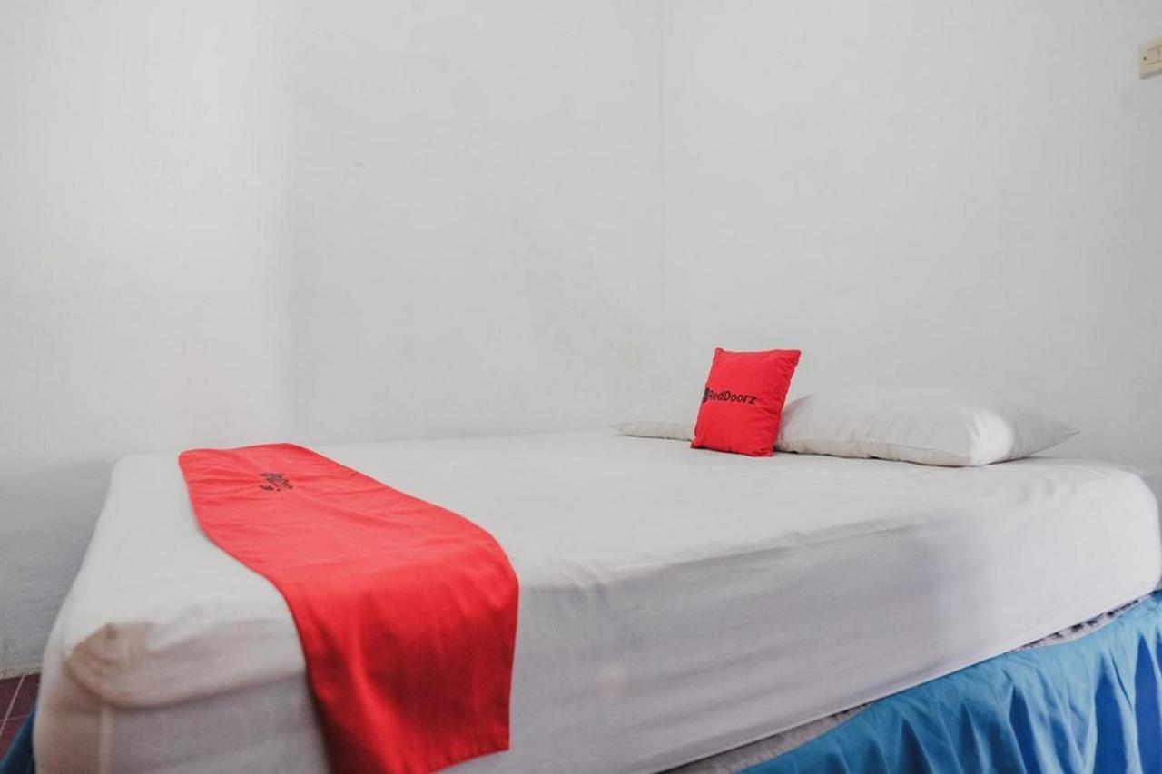 RedDoorz near Pantai Florida Anyer Hotel Serang Buitenkant foto