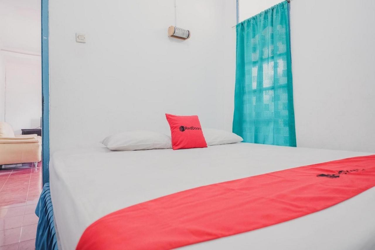 RedDoorz near Pantai Florida Anyer Hotel Serang Buitenkant foto