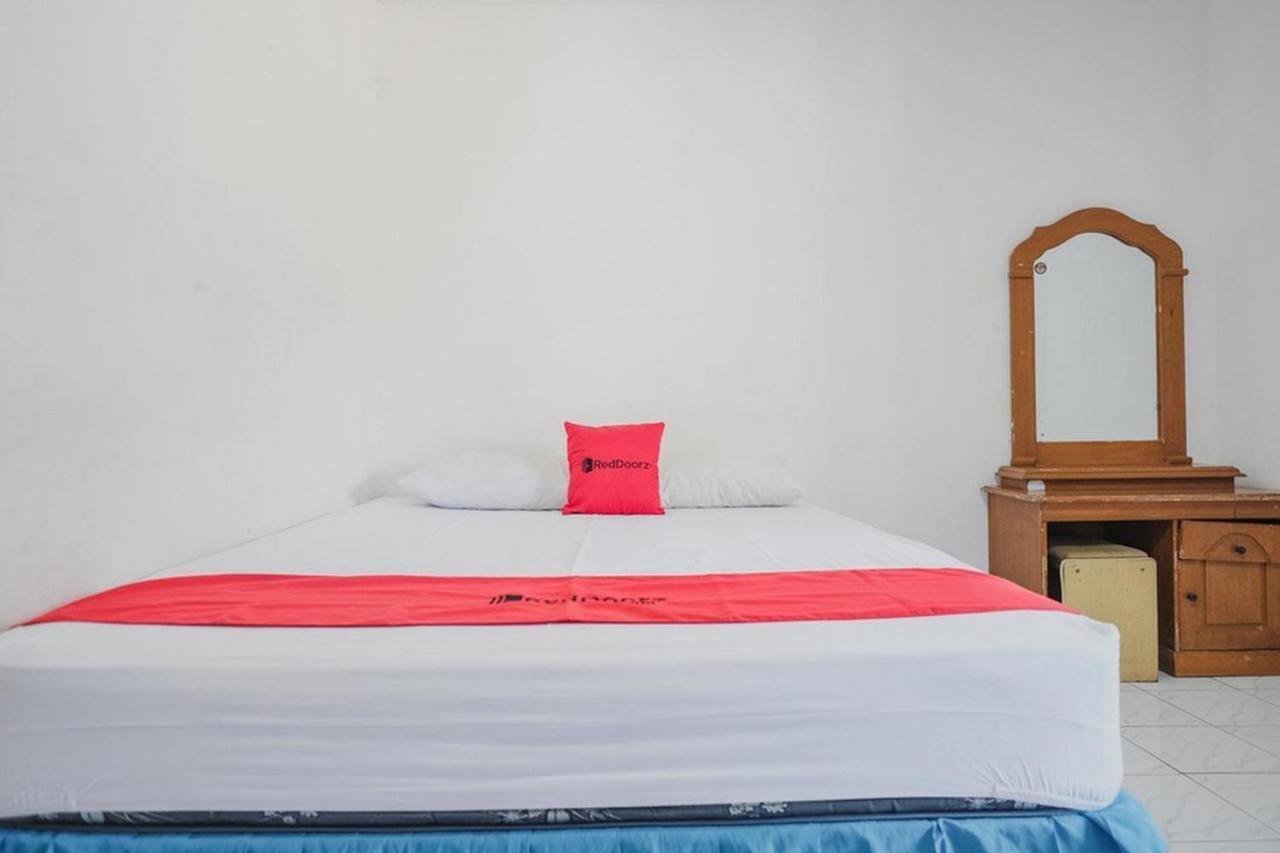 RedDoorz near Pantai Florida Anyer Hotel Serang Buitenkant foto